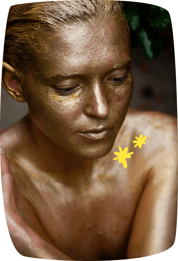 modelo pintada de oro