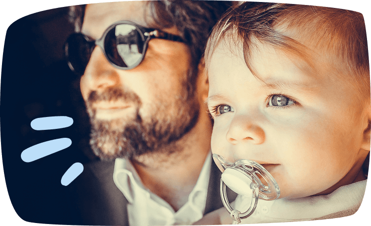 padre y bebe con chupete