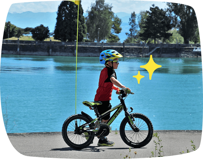 Niño-montando-en-bicicleta-sin-ruedines (1)