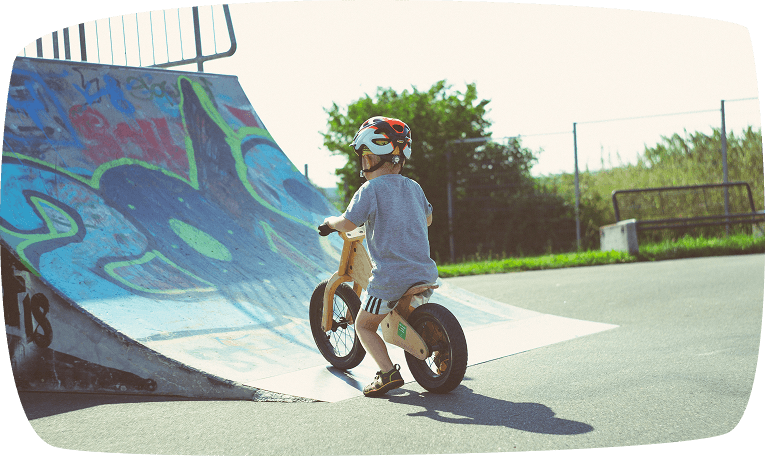Niño-montando-en-bici-evolutiva-con-casco (1)