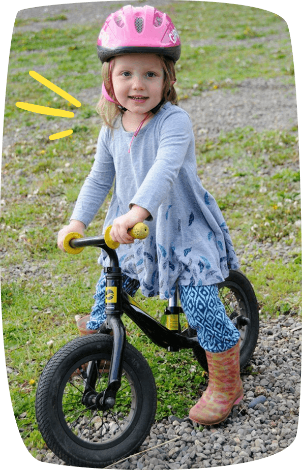 nina montando en bicicleta