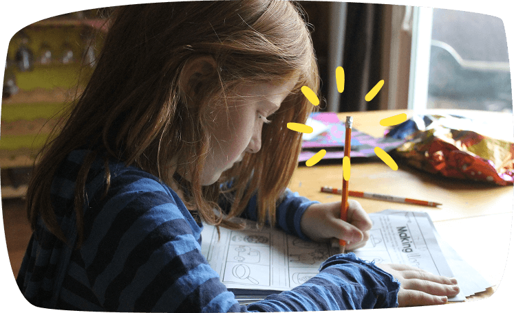 juegos-para-niños-de-8-a-10-años-niña-pintando