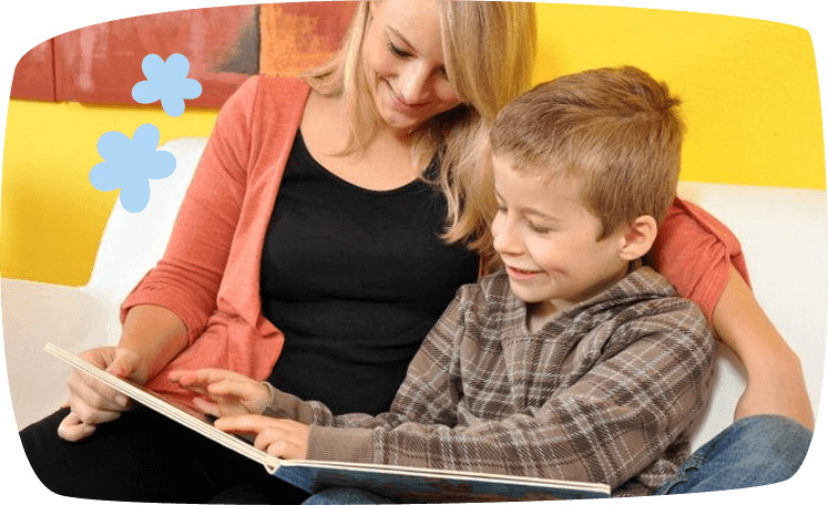 niñera leyendo con niño