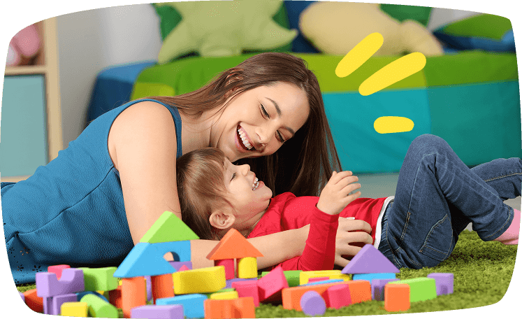 Tiempo de juego entre niñera y niña con bloques de colores