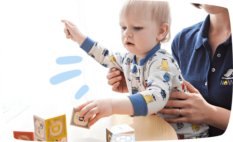 niñera jugando con niño