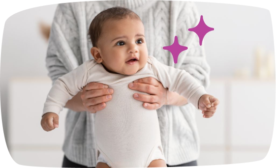 bebe sostenido por una adulto de atras